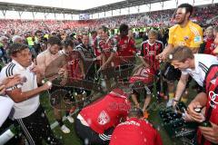 2. Bundesliga - Fußball - FC Ingolstadt 04 - RB Leipzig - Spiel ist aus Sieg Aufstieg in die 1. BL, Fans auf den Spielfeld, Spieler feiern, Bierduschen