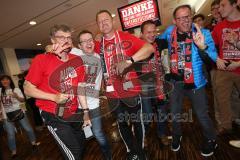2. Bundesliga - Fußball - FC Ingolstadt 04 - RB Leipzig - Aufstiegsfeier Audi Sportpark VIP Lounge - Co-Trainer Michael Henke (FCI) und Cheftrainer Ralph Hasenhüttl (FCI) tanzen mit den Fans