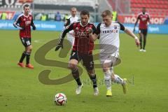 2. Bundesliga - Fußball - FC Ingolstadt 04 - SV Sandhausen - links Mathew Leckie (7, FCI) und rechts Denis Linsmayer