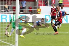 2. Bundesliga - FC Ingolstadt 04 - SV Darmstadt 98 - hinten Pascal Groß (10) zieht ab und Torwart Christian Mathenia klärt