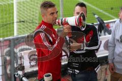 2. Bundesliga - FC Ingolstadt 04 - Eintracht Braunschweig - Lukas Hinterseer (16) sing die Fans zum HUMBA auf der Fankurve Jubel Sieg Megaphon