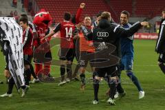 2. BL - FC Ingolstadt 04 - 1. FC Kaiserslautern - Stefan Lex (14) feiert mit den Fans am Micro HUMBA mit der Mannschaft Sieg Jubel