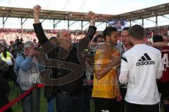 2. Bundesliga - Fußball - FC Ingolstadt 04 - RB Leipzig - Spiel ist aus Sieg Aufstieg in die 1. BL, Fans auf den Spielfeld, Spieler feiern, Bierduschen Vorsitzender des Vorstandes Peter Jackwerth