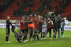 2. BL - FC Ingolstadt 04 - FC St. Pauli - Mannschaft bedankt sich bei den Fans, Sieg