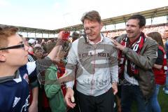 2. Bundesliga - Fußball - FC Ingolstadt 04 - RB Leipzig - Spiel ist aus Sieg Aufstieg in die 1. BL, Fans auf den Spielfeld, Cheftrainer Ralph Hasenhüttl (FCI)