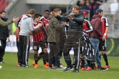 2. Bundesliga - Fußball - FC Ingolstadt 04 - FSV Frankfurt - Sieg Team feiert Cheftrainer Ralph Hasenhüttl (FCI) Jubel