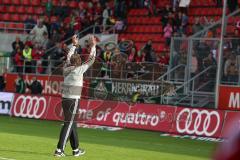 2. Bundesliga - FC Ingolstadt 04 - Eintracht Braunschweig - Cheftrainer Ralph Hasenhüttl bedankt sich bei den Fans