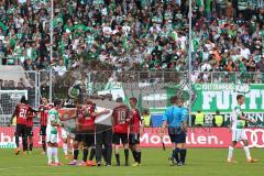 2. Bundesliga -  Saison 2014/2015 - FC Ingolstadt 04 - SpVgg Greuther Fürth - Spiel ist aus Sieg 2:0 Fans Jubel, Kreis mit Cheftrainer Ralph Hasenhüttl