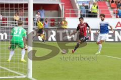 2. Bundesliga - FC Ingolstadt 04 - SV Darmstadt 98 - Torwart Christian Matten kann gerade noch gegen rechts Stefan Lex (14) den Ball abwehren