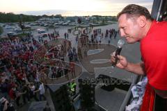 2. Bundesliga - Fußball - FC Ingolstadt 04 - RB Leipzig - Aufstiegsfeier Audi Sportpark VIP Lounge - Cheftrainer Ralph Hasenhüttl (FCI) singt zu den Fans