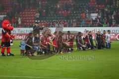 2. Bundesliga - FC Ingolstadt 04 - VfR AAlen - 4:1 - Team kniet vor den fans Jubel Sieg Freude Spass