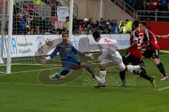 2. Bundesliga - FC Ingolstadt 04 - 1.FC Kaiserslautern -  Younes Amin #28 weiß Kaiserslautern mit der Chance zum 0:1 Führungstreffer - Özcan Ramazan Torwart FC Ingolstadt 04 - Foto: Jürgen Meyer