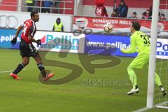 2. Bundesliga - Fußball - FC Ingolstadt 04 - SV Sandhausen - Marvin Matip (34, FCI) trifft den Torwart SV Manuel Riemann