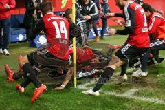 2. Bundesliga - Fußball - FC Ingolstadt 04 - Fortuna Düsseldorf - mitte Marvin Matip (34, FCI) köpft in der letzten Minute zum Sieg 3:2 Tor Jubel mit der ganzen Mannschaft die sich auf ihn wirft
