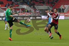2. Bundesliga - FC Ingolstadt 04 - VfL Bochum - Torwart Andreas Luthe rettet Ball vor Mathew Leckie (7)