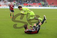 2. Bundesliga - Fußball - FC Ingolstadt 04 - SV Sandhausen - Torwart SV Manuel Riemann fällt über Lukas Hinterseer (16, FCI)