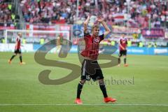 2. Bundesliga - Fußball - FC Ingolstadt 04 - RB Leipzig - Lukas Hinterseer (16, FCI) feiert die Fans an