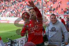 2. Bundesliga - FC Ingolstadt 04 - Eintracht Braunschweig - Lukas Hinterseer (16) sing die Fans zum HUMBA auf der Fankurve Jubel Sieg Megaphon