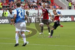 2. Bundesliga - FC Ingolstadt 04 - SV Darmstadt 98 - rechts Danilo Soares Teodoro (15) zieht ab, kommt aber an der Abwehr nicht vorbei