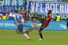 2. Bundesliga - FC Ingolstadt 04 - VfL Bochum - Roger de Oliveira Bernardo (8) stoppt den Ball vor Stanislav Sestak