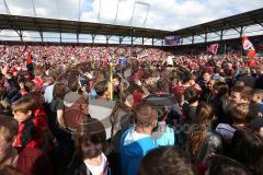 2. Bundesliga - Fußball - FC Ingolstadt 04 - RB Leipzig - Spiel ist aus Sieg Aufstieg in die 1. BL, Fans auf den Spielfeld