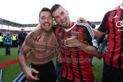 2. Bundesliga - Fußball - FC Ingolstadt 04 - RB Leipzig - Spiel ist aus Sieg Aufstieg in die 1. BL, Fans auf den Spielfeld, Spieler feiern, Mathew Leckie (7, FCI) Pascal Groß (10, FCI)