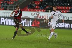 2. BL - FC Ingolstadt 04 - FC St. Pauli - Lukas Hinterseer (16) zieht aufs Tor ab, rechts Dennis Daube kommt zu spät