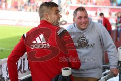 2. Bundesliga - FC Ingolstadt 04 - Eintracht Braunschweig - Lukas Hinterseer (16) sing die Fans zum HUMBA auf der Fankurve Jubel Sieg Megaphon