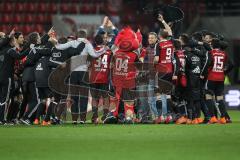 2. Bundesliga - Fußball - FC Ingolstadt 04 - Fortuna Düsseldorf - Sieg 3:2 Jubel Team feiert auf dem Platz