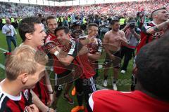 2. Bundesliga - Fußball - FC Ingolstadt 04 - RB Leipzig - Spiel ist aus Sieg Aufstieg in die 1. BL, Fans auf den Spielfeld, Spieler feiern Bierduschen Alfredo Morales (6, FCI) Ralph Gunesch (26, FCI)