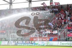 2. Bundesliga - FC Ingolstadt 04 - SV Darmstadt 98 - Fans werden mit Wasser bespritzt wegen der Hitze