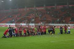 2. Bundesliga - FC Ingolstadt 04 - VfR AAlen - 4:1 - Team kniet vor den fans Jubel Sieg Freude Spass Tanz Humba