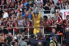 2. Bundesliga - Fußball - FC Ingolstadt 04 - RB Leipzig - Spiel ist aus Sieg Aufstieg in die 1. BL, Fans auf den Spielfeld, Spieler feiern, Meisterschale Balkon im Sportpark Torwart Ramazan Özcan (1, FCI)