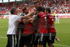 2. Bundesliga - FC Ingolstadt 04 - SV Darmstadt 98 - Fallrückzieher Karl-Heinz Lappe (25) Tor zum Unentschieden, Jubel hinten Marvin Matip (34), Stefan Lex (14), Benjamin Hübner (5), Konstantin Engel (20), Mathew Leckie (7) und Trainerteam Cheftrainer Ral