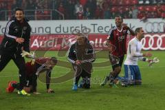 2. Bundesliga - FC Ingolstadt 04 - VfR AAlen - 4:1 - Team kniet vor den fans Jubel Sieg Freude Spass