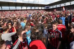 2. Bundesliga - Fußball - FC Ingolstadt 04 - RB Leipzig - Spiel ist aus Sieg Aufstieg in die 1. BL, Fans auf den Spielfeld