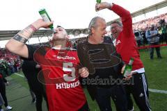 2. Bundesliga - Fußball - FC Ingolstadt 04 - RB Leipzig - Spiel ist aus Sieg Aufstieg in die 1. BL, Fans auf den Spielfeld, Spieler feiern, Bierduschen Benjamin Hübner (5, FCI) Vorsitzender des Vorstandes Peter Jackwerth (FCI)