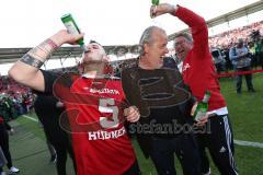 2. Bundesliga - Fußball - FC Ingolstadt 04 - RB Leipzig - Spiel ist aus Sieg Aufstieg in die 1. BL, Fans auf den Spielfeld, Spieler feiern, Bierduschen Benjamin Hübner (5, FCI) Vorsitzender des Vorstandes Peter Jackwerth (FCI)