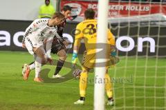 2. BL - FC Ingolstadt 04 - FC St. Pauli - mitte Mathew Leckie (7) links Lasse Sobiech (StP), Torwart Robin Himmelmann (StP)