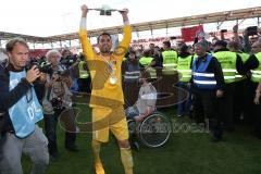 2. Bundesliga - Fußball - FC Ingolstadt 04 - RB Leipzig - Spiel ist aus Sieg Aufstieg in die 1. BL, Fans auf den Spielfeld, Spieler feiern, Meisterschale Balkon im Sportpark Torwart Ramazan Özcan (1, FCI) am Mikrofon