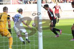 2. Bundesliga - FC Ingolstadt 04 - 1. FC Heidenheim - Benjamin Hübner (5) kommt nicht durch die Abwehr durch