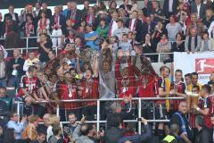 2. Bundesliga - Fußball - FC Ingolstadt 04 - RB Leipzig - Spiel ist aus Sieg Aufstieg in die 1. BL, Fans auf den Spielfeld, Spieler feiern, Meisterschale Balkon im Sportpark Mathew Leckie (7, FCI)
