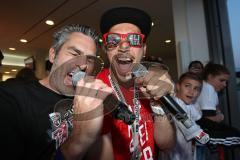 2. Bundesliga - Fußball - FC Ingolstadt 04 - RB Leipzig - Aufstiegsfeier Audi Sportpark VIP Lounge - rechts Mathew Leckie (7, FCI) singt mit Stadionsprecher Italo Mele zu den fans