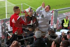 2. Bundesliga - FC Ingolstadt 04 - Eintracht Braunschweig - Lukas Hinterseer (16) sing die Fans zum HUMBA auf der Fankurve Jubel Sieg Megaphon
