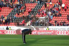 2. Bundesliga - FC Ingolstadt 04 - 1. FC Heidenheim - Spiel ist aus, Sieg Spitzenreiter Jubel mit den Fans, Cheftrainer Ralph Hasenhüttl lässt sich feiern und verbeugt sich vor den Fans