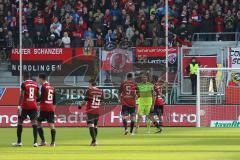 2. Bundesliga - FC Ingolstadt 04 - 1. FC Heidenheim - Spiel ist aus, Sieg Spitzenreiter, Torwart Ramazan Özcan (1) gratuliert Benjamin Hübner (5)