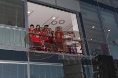 2. Bundesliga - Fußball - FC Ingolstadt 04 - RB Leipzig - Aufstiegsfeier Audi Sportpark VIP Lounge - Mathew Leckie (7, FCI) und Lukas Hinterseer (16, FCI) singen zu den Fans