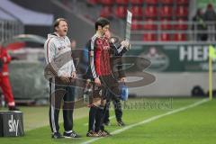 2. Bundesliga - Fußball - FC Ingolstadt 04 - Fortuna Düsseldorf - Cheftrainer Ralph Hasenhüttl (FCI) wechselt Andre Mijatović (4, FCI) ein