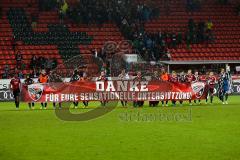 2. BL - FC Ingolstadt 04 - FC St. Pauli - Mannschaft bedankt sich bei den Fans, Sieg, Spruchband