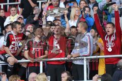 2. Bundesliga - Fußball - FC Ingolstadt 04 - RB Leipzig - Spiel ist aus Sieg Aufstieg in die 1. BL, Fans auf den Spielfeld, Spieler feiern, Meisterschale Balkon im Sportpark Pascal Groß (10, FCI)